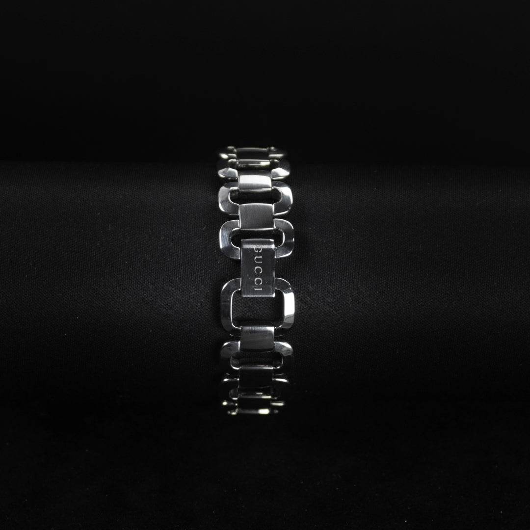 Luxury watch (YA125503): watch bracelet zoomed out