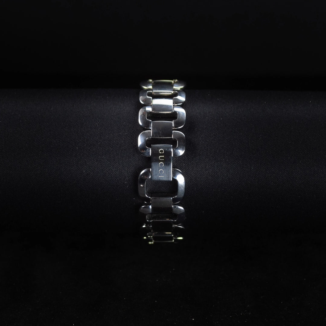 Luxury watch (YA125507): watch bracelet zoomed out