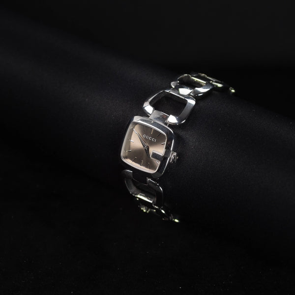 Luxury watch (YA125507): watch face angled view right zoomed out