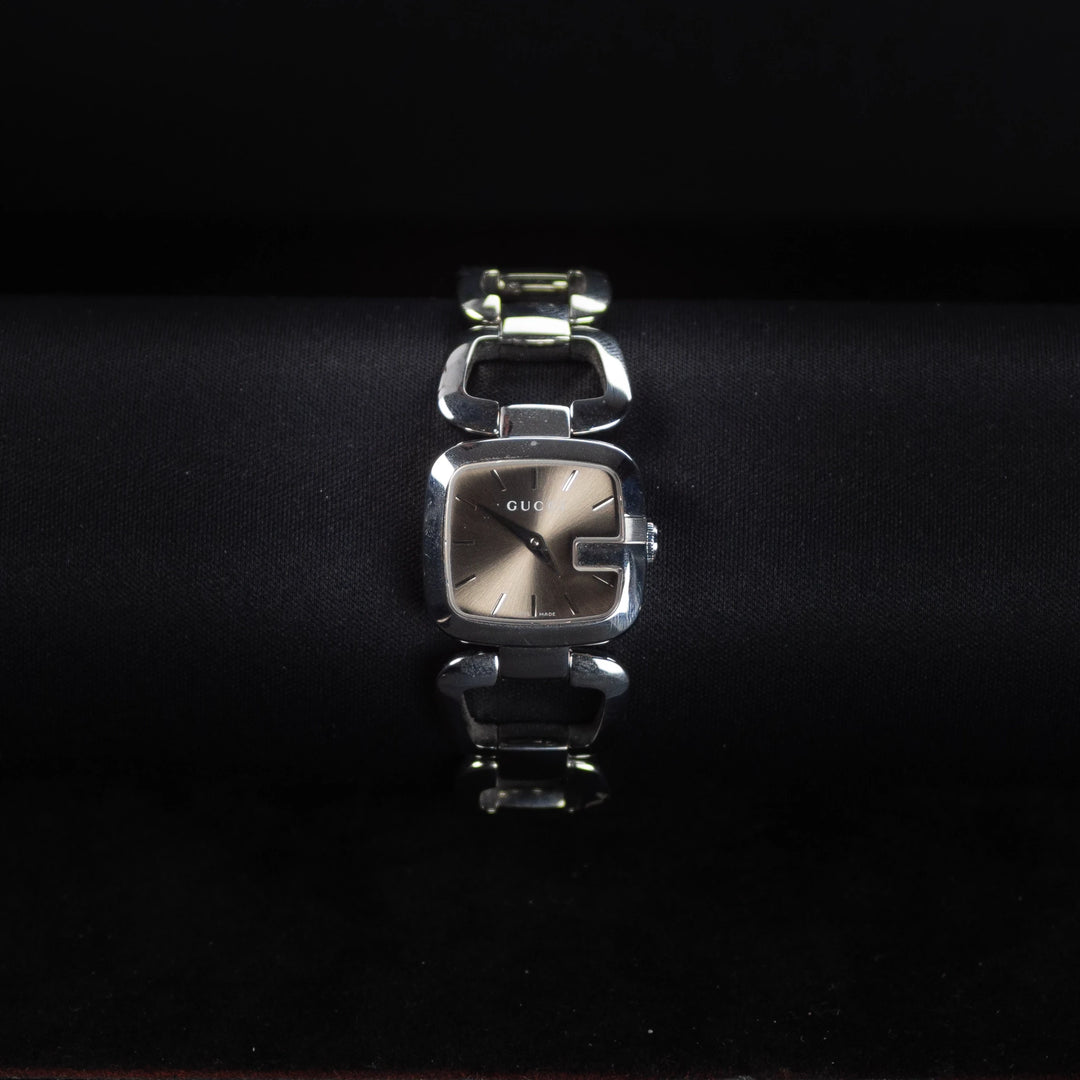 Luxury watch (YA125507): watch face zoomed out