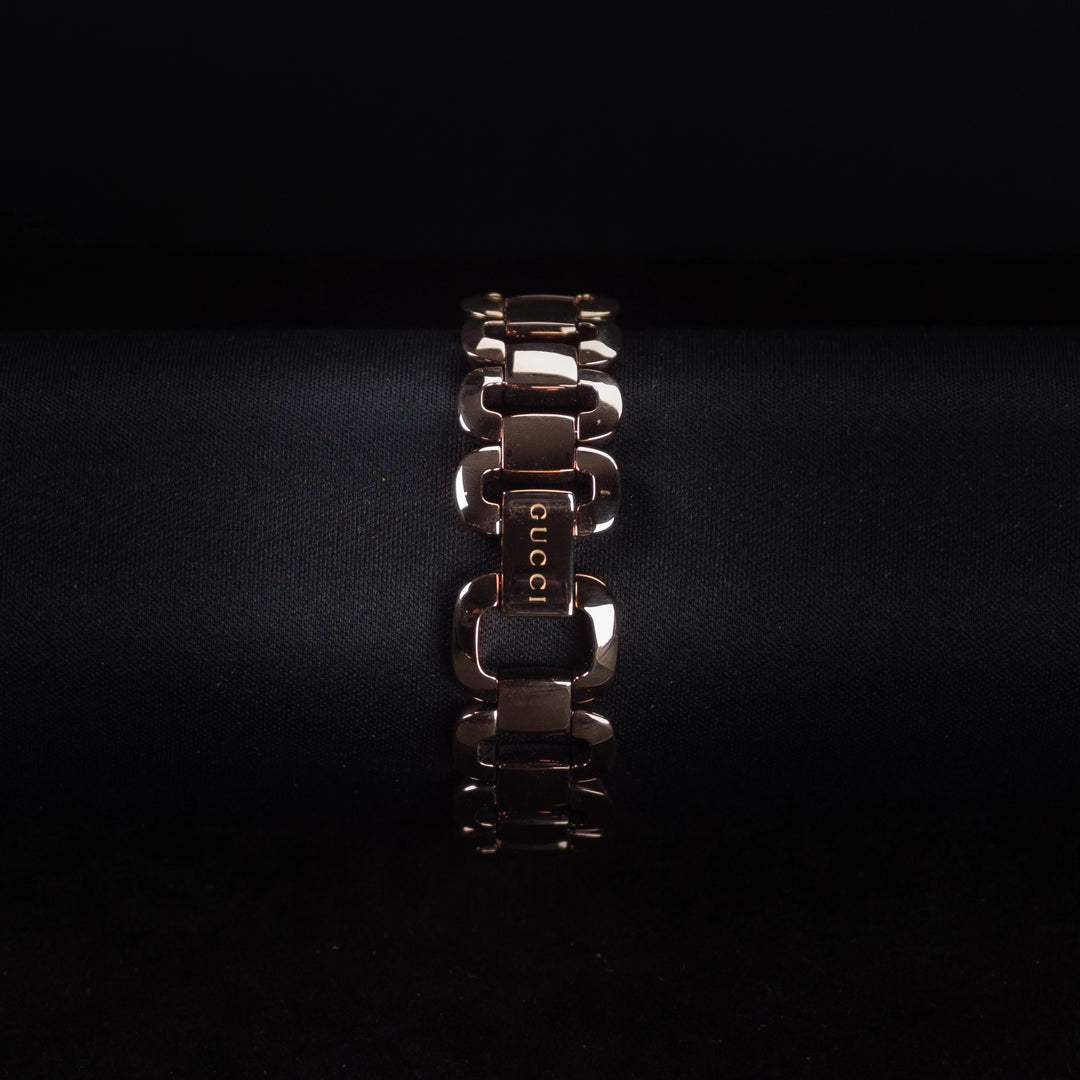 Luxury watch (YA125512): watch bracelet zoomed out