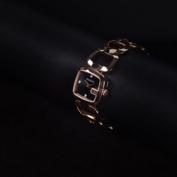 Luxury watch (YA125512): watch face angled view right zoomed out