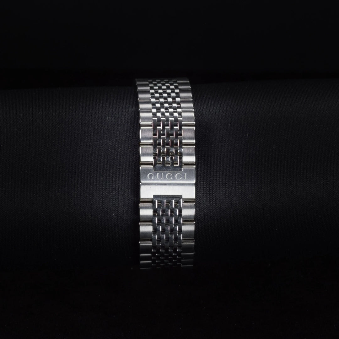 Luxury watch (YA126309): watch bracelet zoomed out