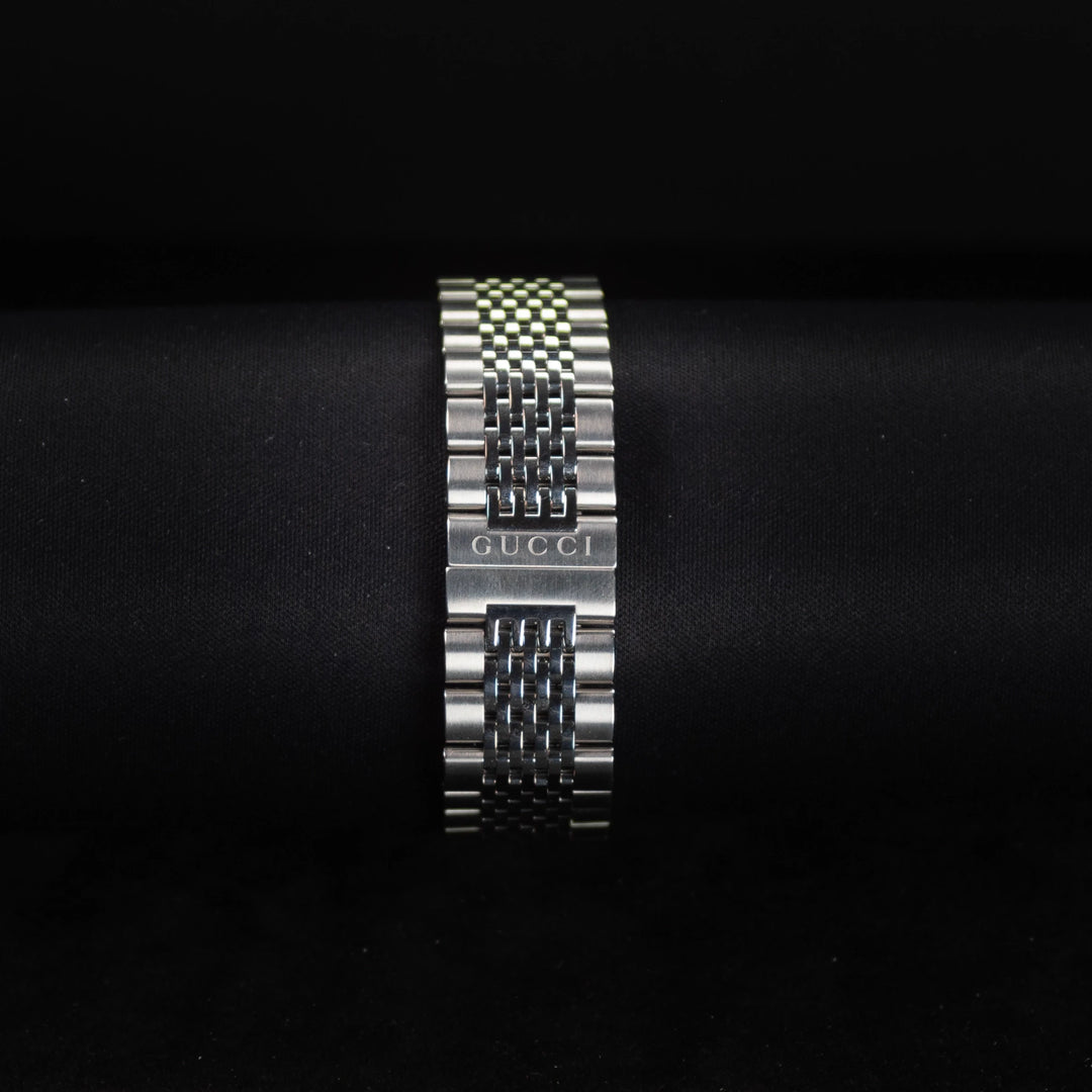 Luxury watch (YA126402): watch bracelet zoomed out