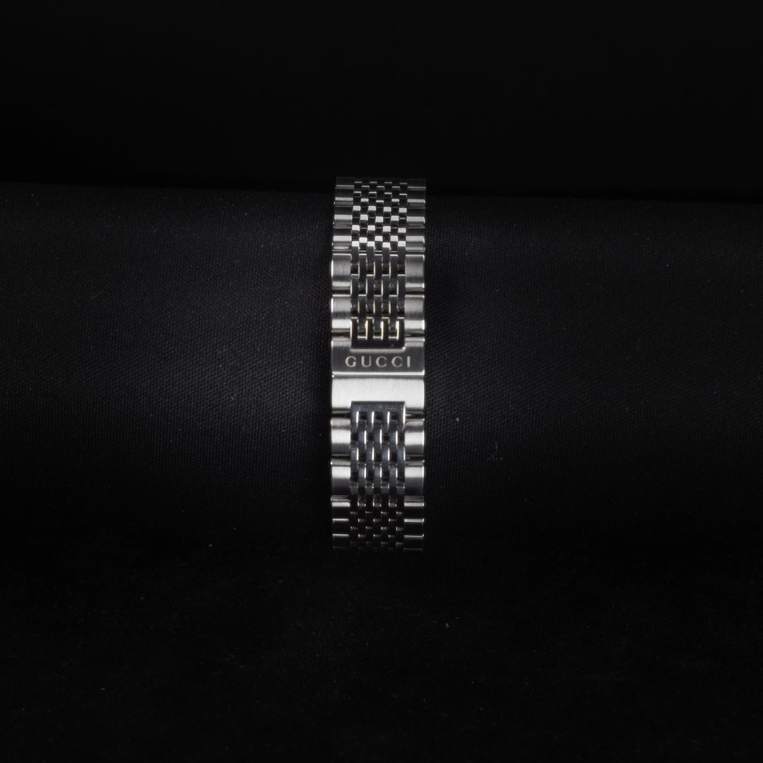 Luxury watch (YA126501): watch bracelet zoomed out