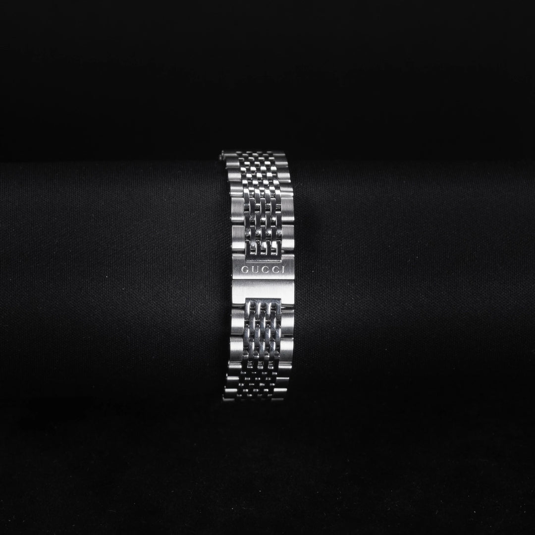 Luxury watch (YA126502): watch bracelet zoomed out