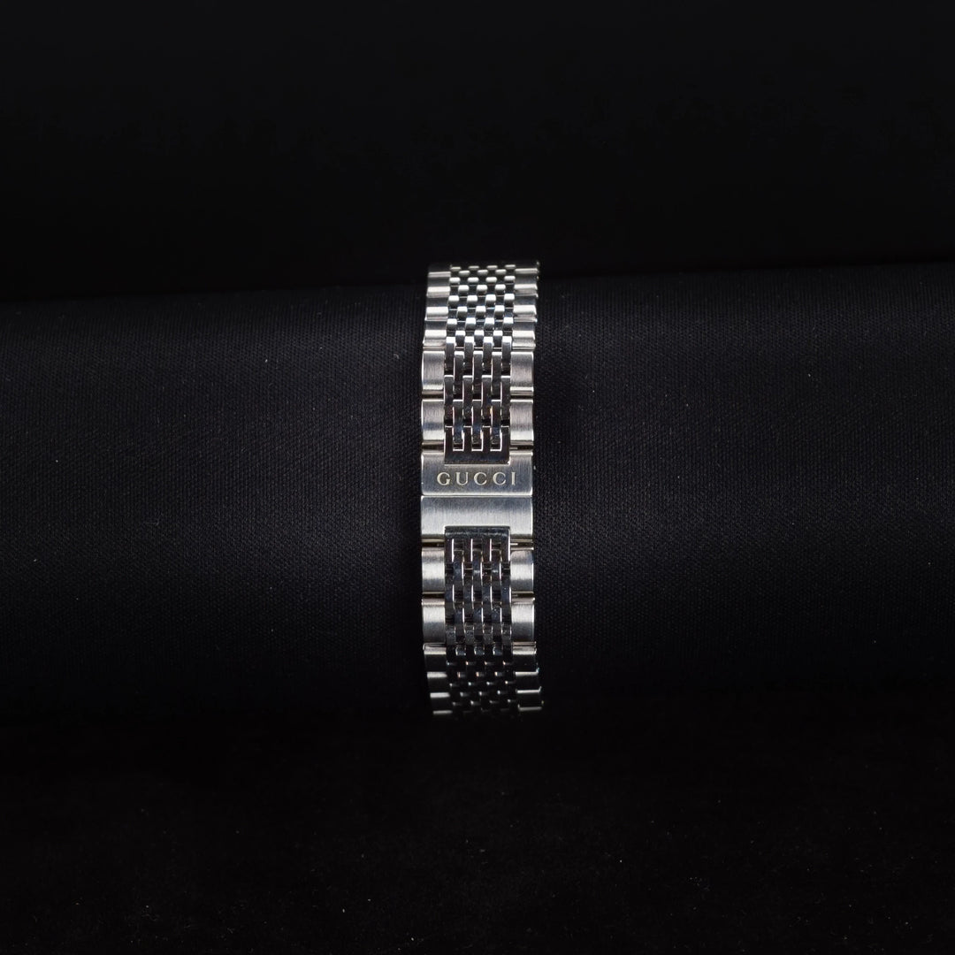 Luxury watch (YA126503): watch bracelet zoomed out