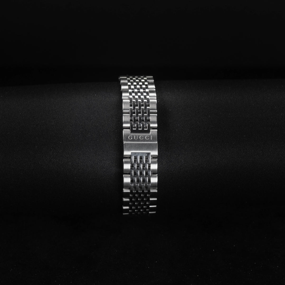 Luxury watch (YA126505): watch bracelet zoomed out