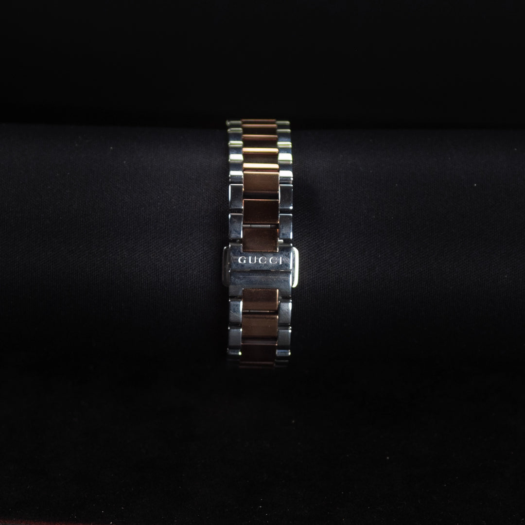 Luxury watch (YA126528): watch bracelet zoomed out