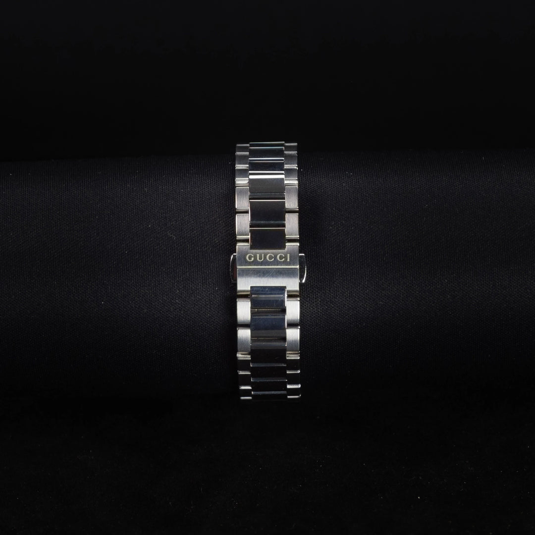 Luxury watch (YA126542): watch bracelet zoomed out