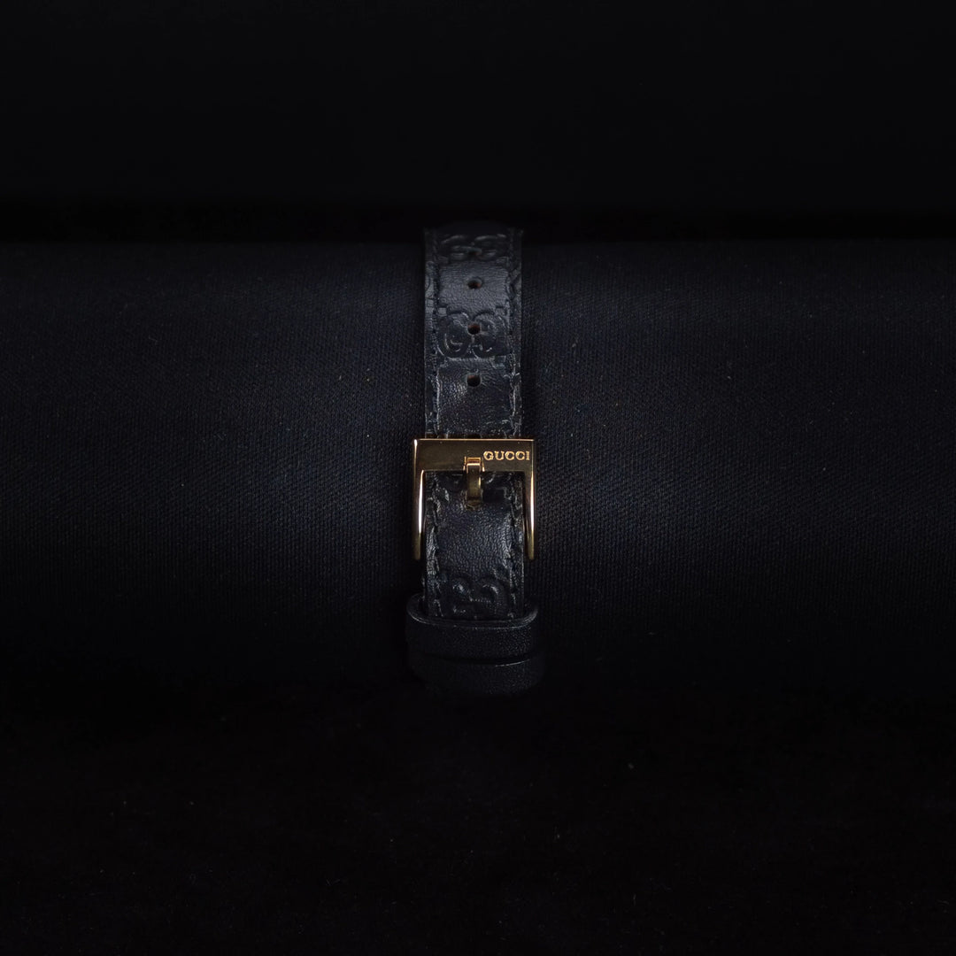 Luxury watch (YA126581): watch bracelet zoomed out