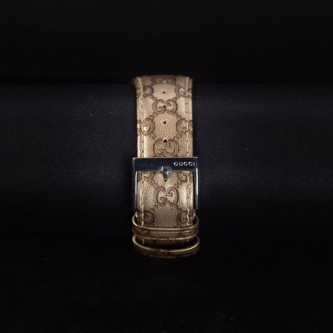 Luxury watch (YA129425): watch bracelet zoomed out