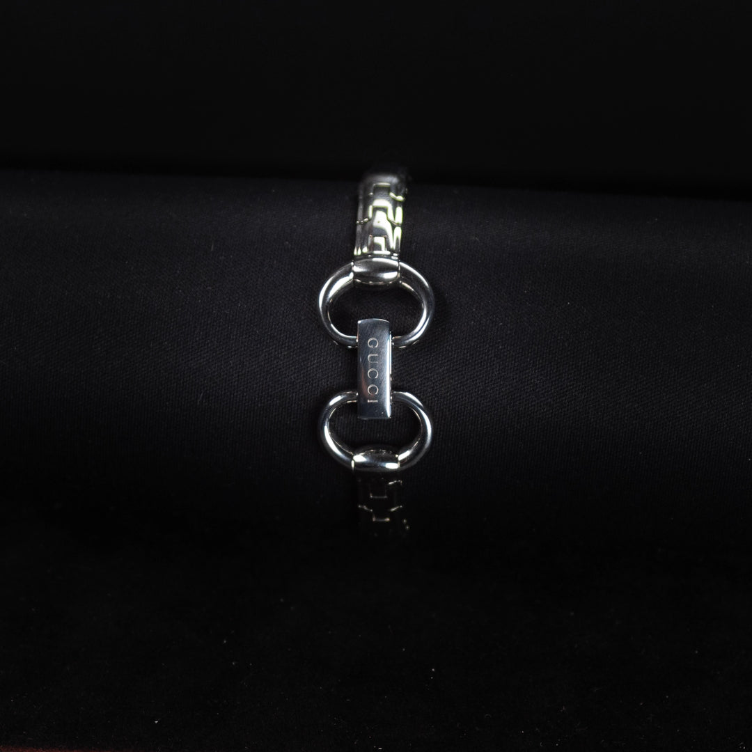 Luxury watch (YA130402): watch bracelet zoomed out