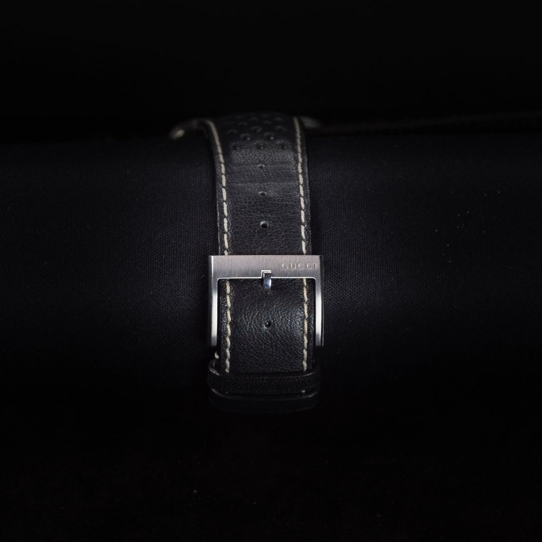 Luxury watch (YA131302): watch bracelet zoomed out