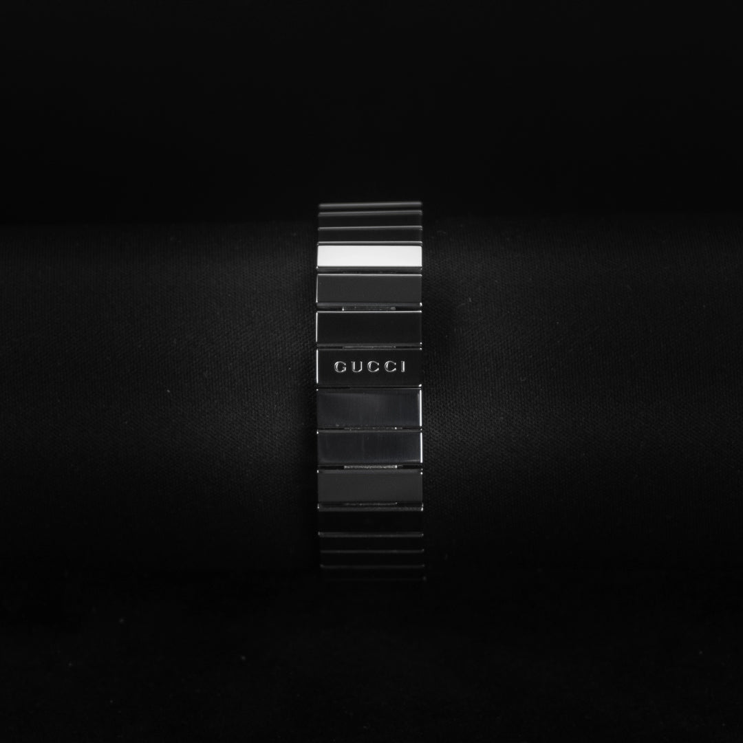 Luxury watch (YA133502): watch bracelet zoomed out