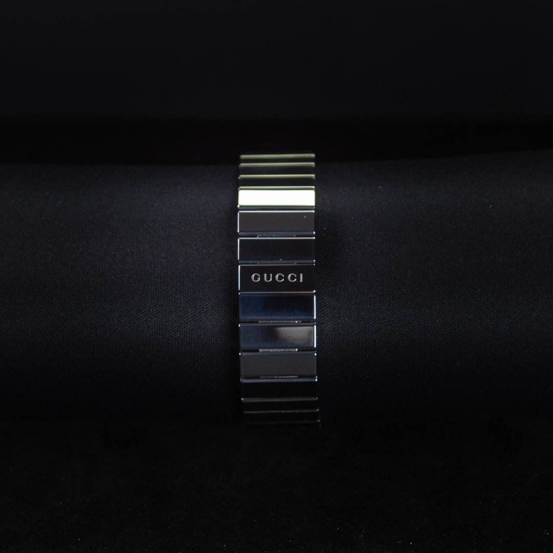 Luxury watch (YA133503): watch bracelet zoomed out