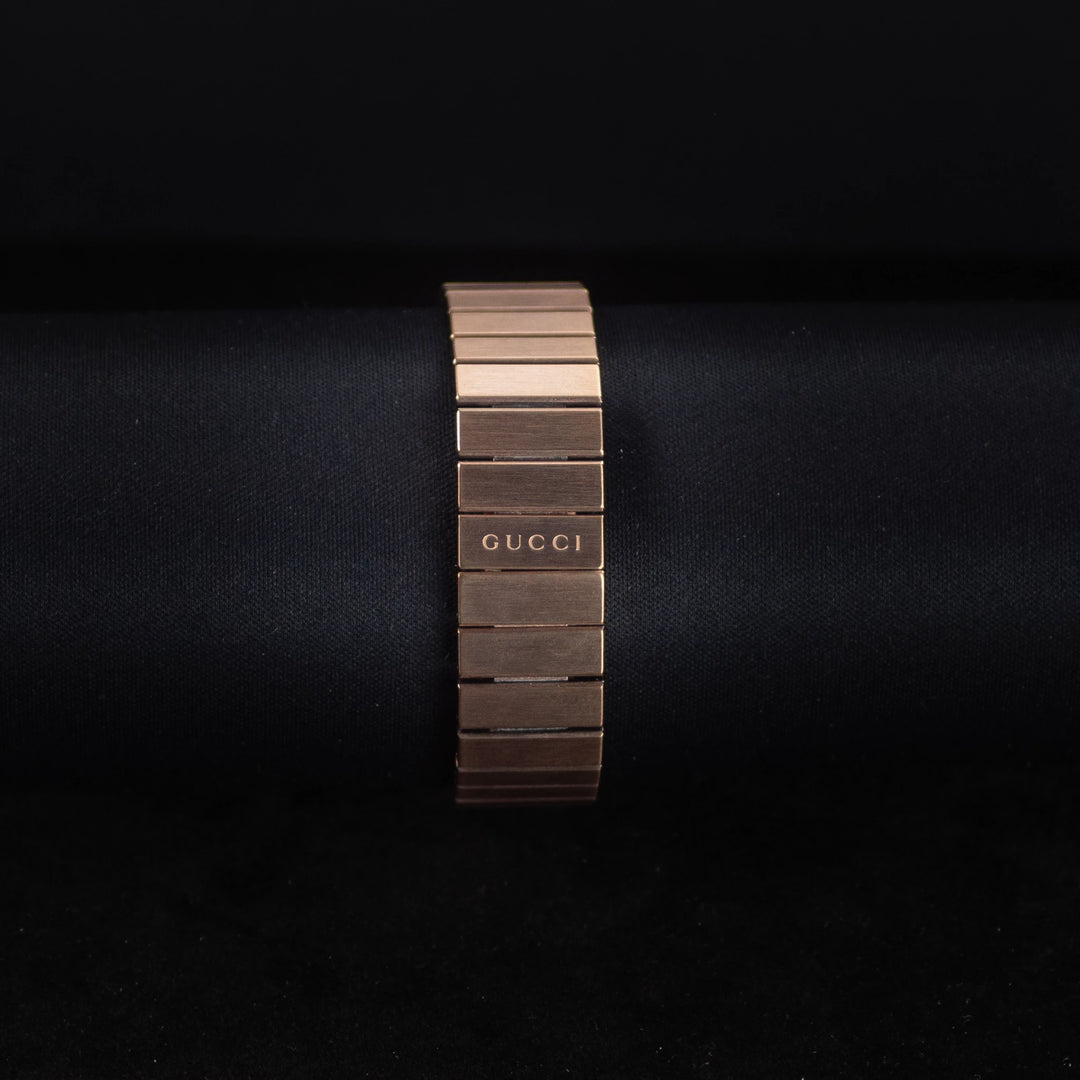 Luxury watch (YA133515): watch bracelet zoomed out