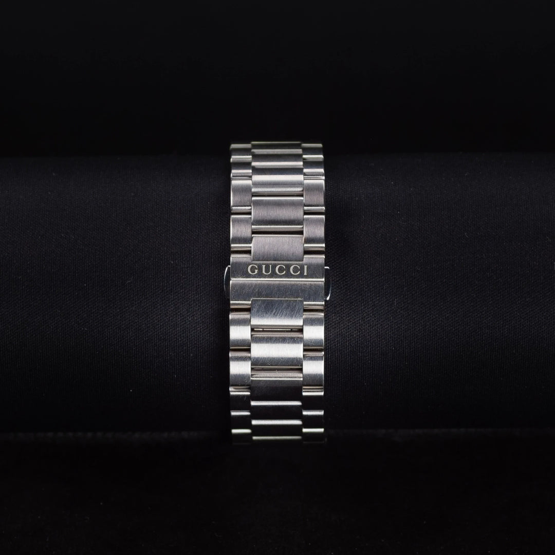 Luxury watch (YA136208): watch bracelet zoomed out