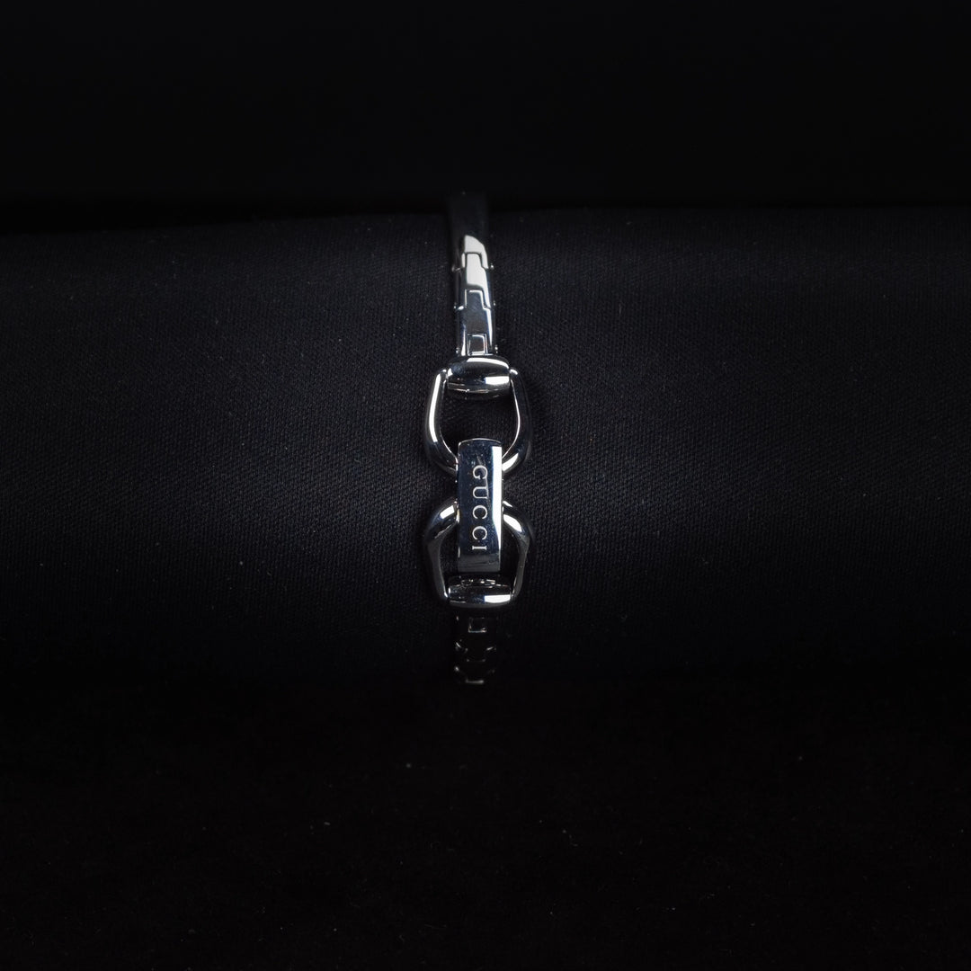 Luxury watch (YA139501): watch bracelet zoomed out