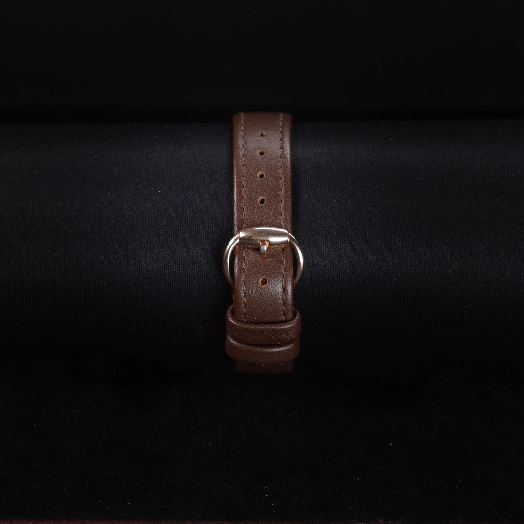 Luxury watch (YA140507): watch bracelet zoomed out