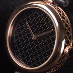Kép betöltése a Galériamegjelenítőbe, Luxury watch (YA141401): watch face angled view right
