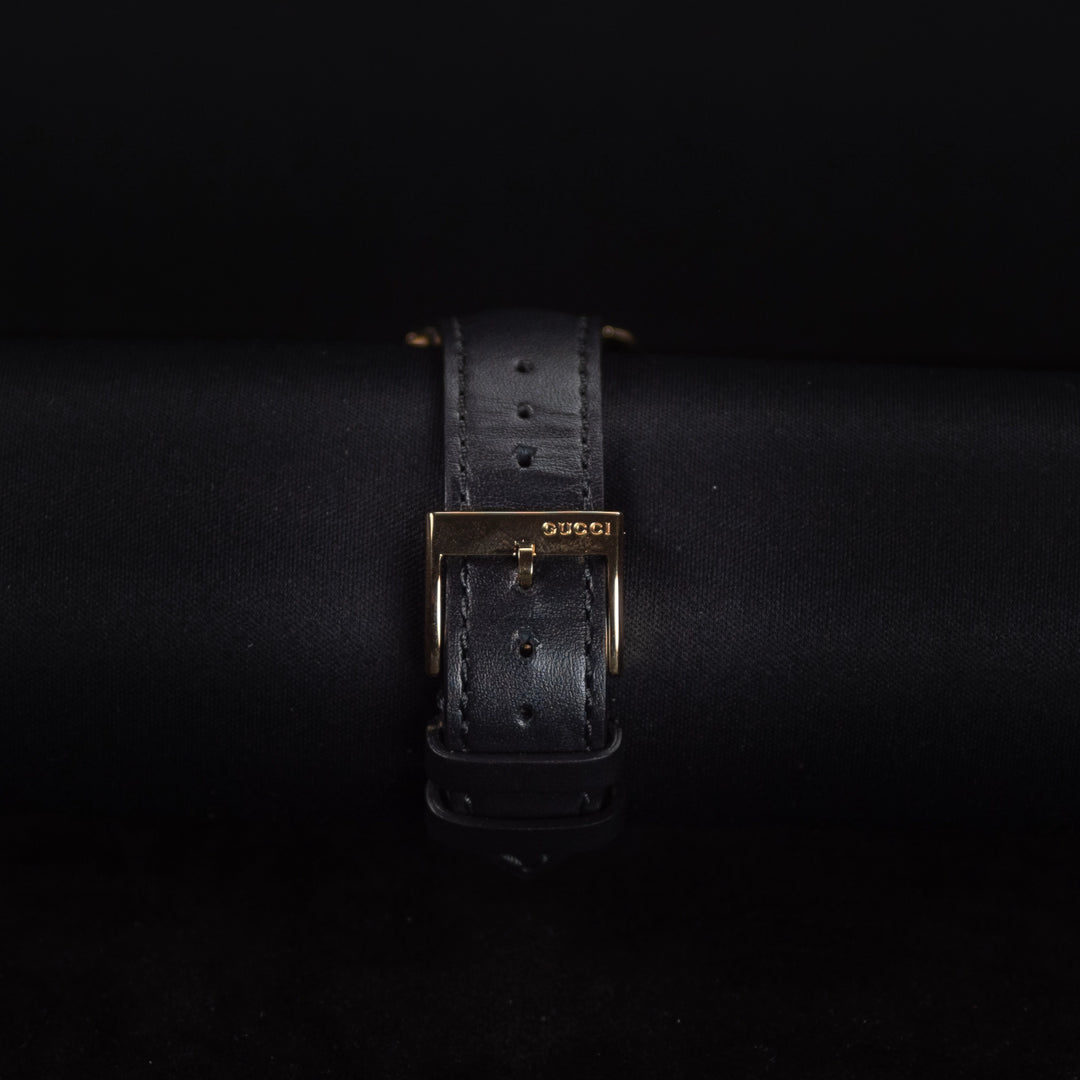 Luxury watch (YA142310): watch bracelet zoomed out