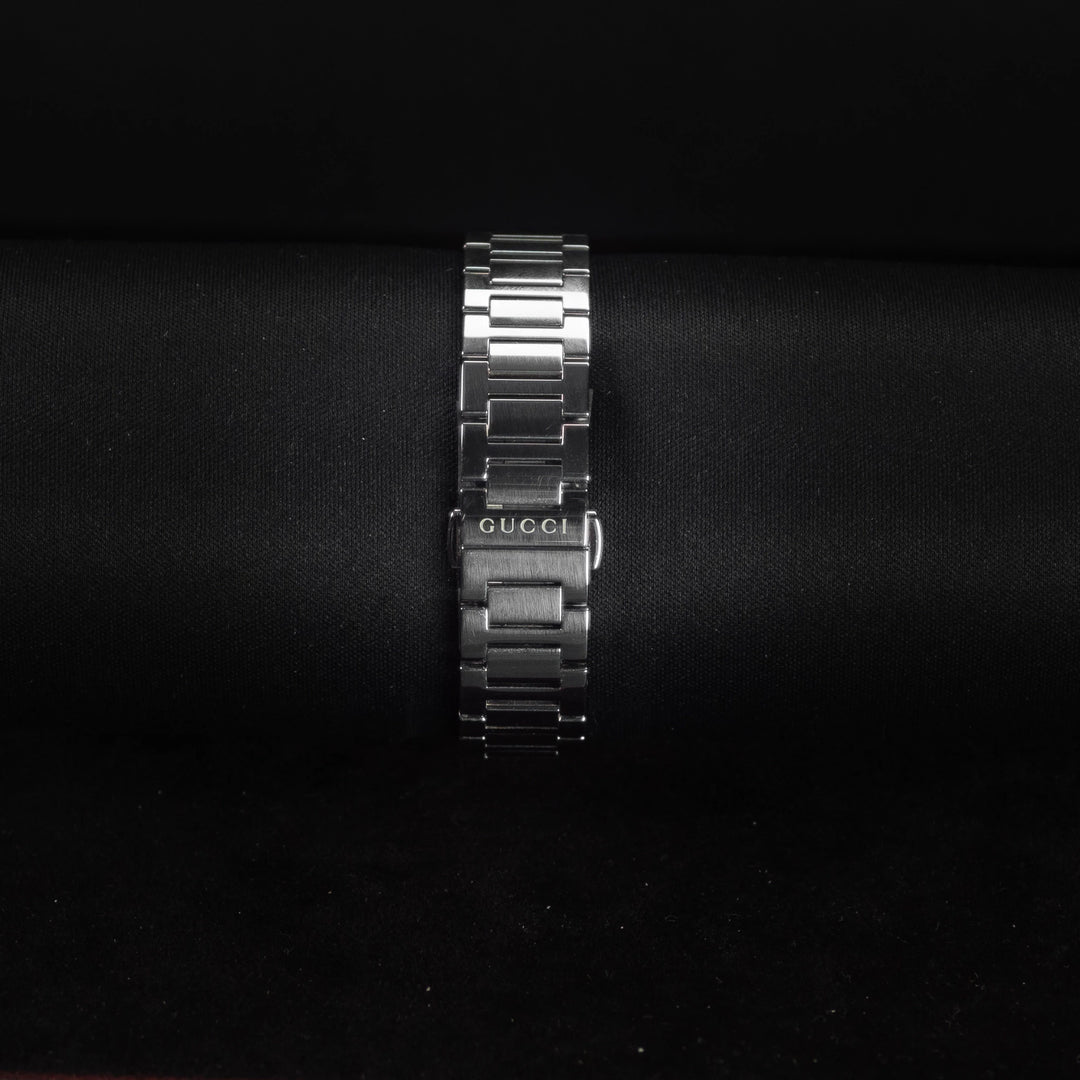 Luxury watch (YA142502): watch bracelet zoomed out