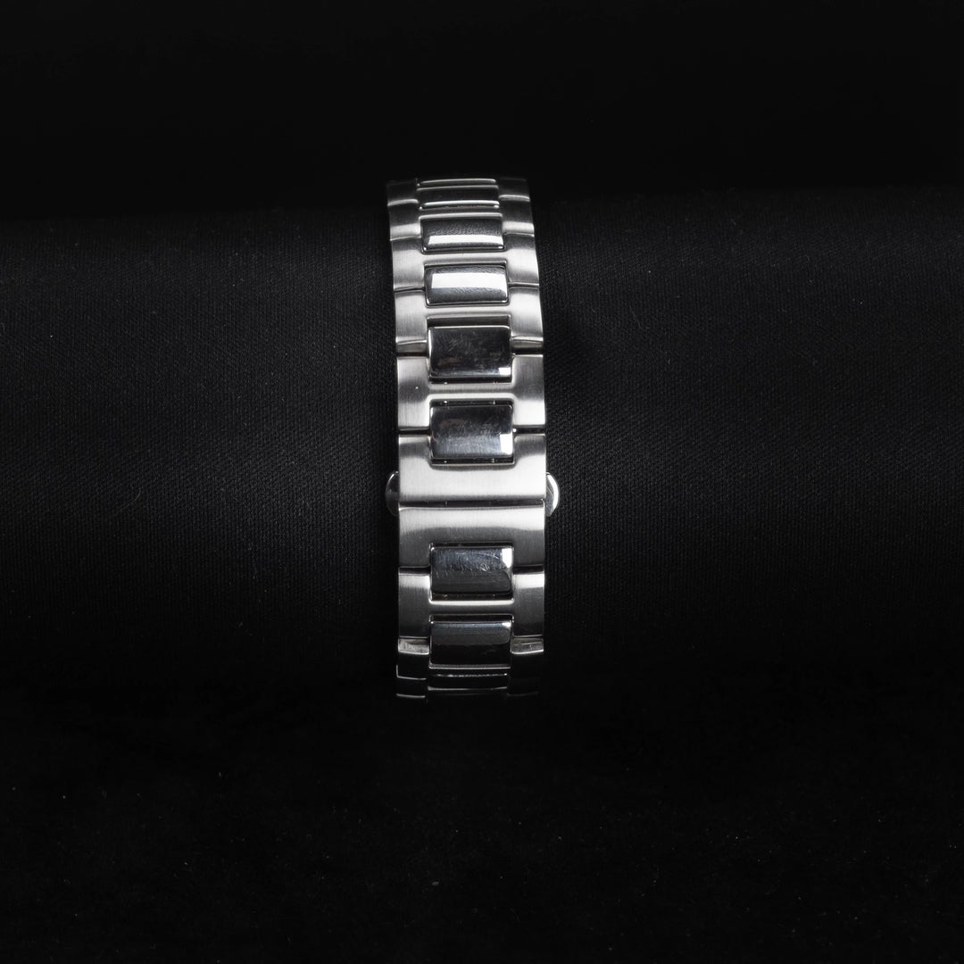 Luxury watch (YA18935): watch bracelet zoomed out