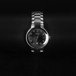 Kép betöltése a Galériamegjelenítőbe, Luxury watch (YA18935): watch face zoomed out

