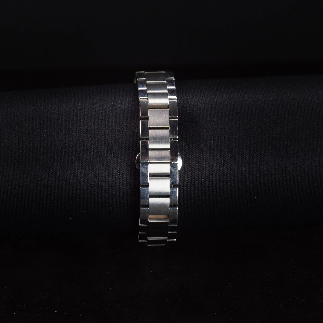 Luxury watch (YA24636): watch bracelet zoomed out