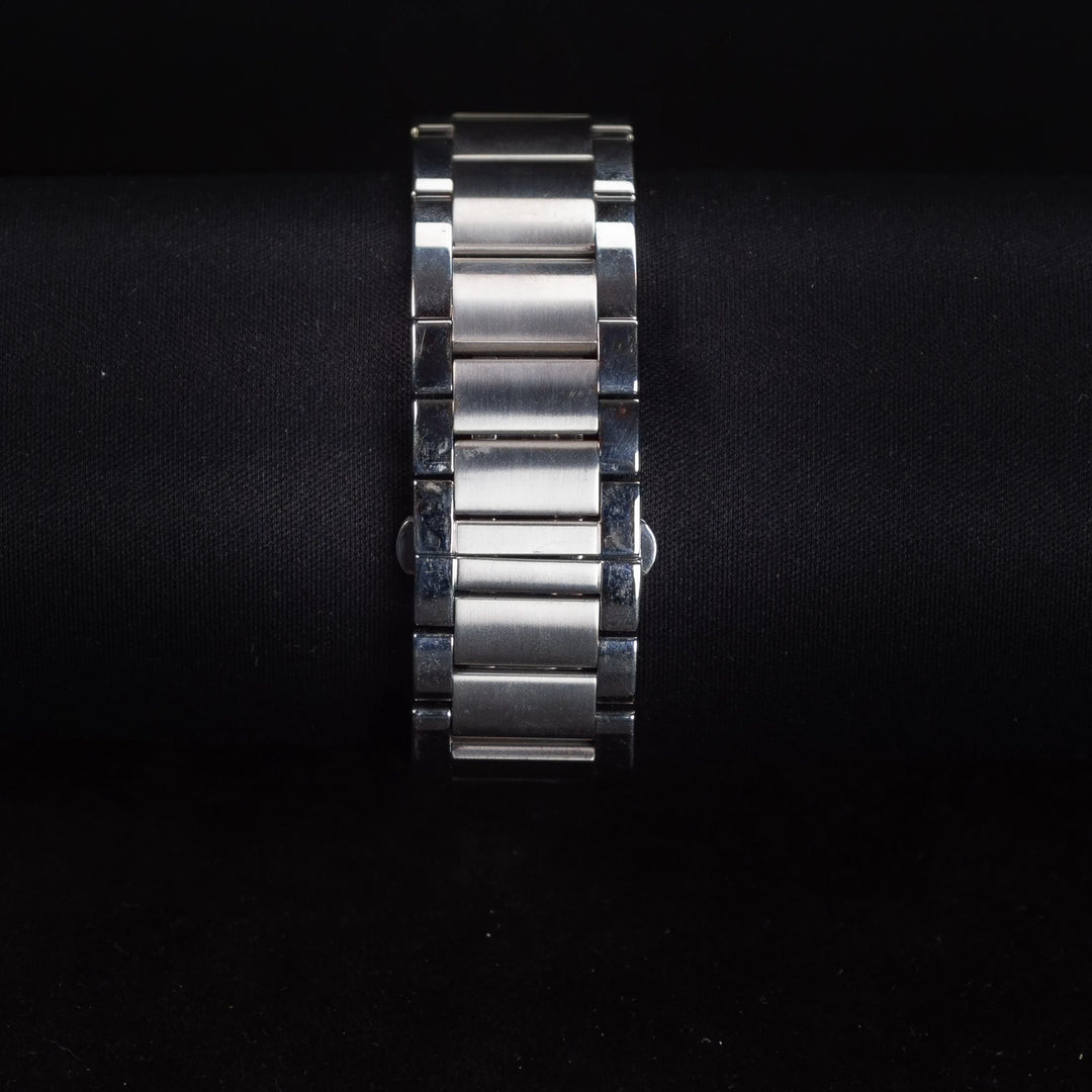Luxury watch (YA7900M): watch bracelet zoomed out