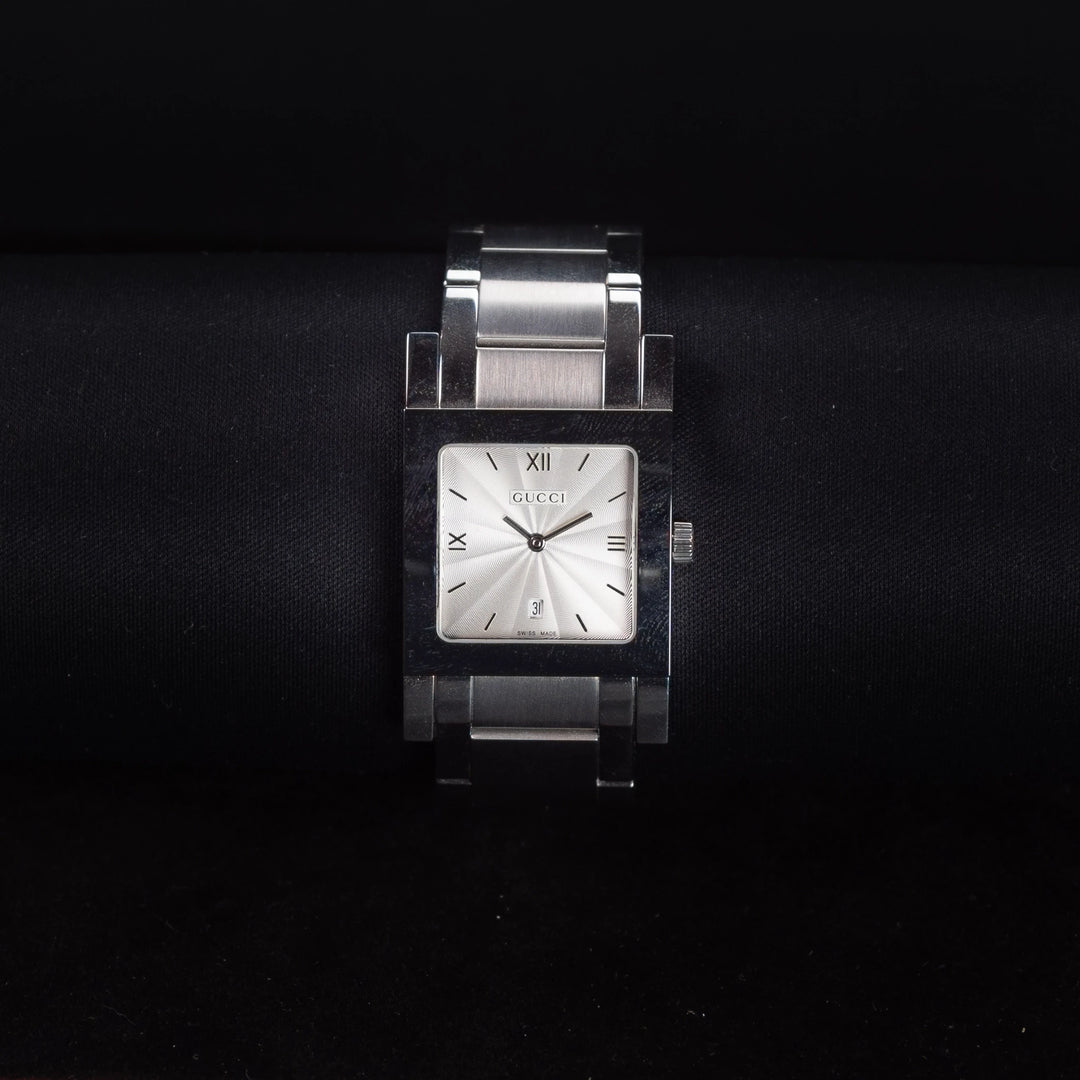 Luxury watch (YA7900M): watch face zoomed out